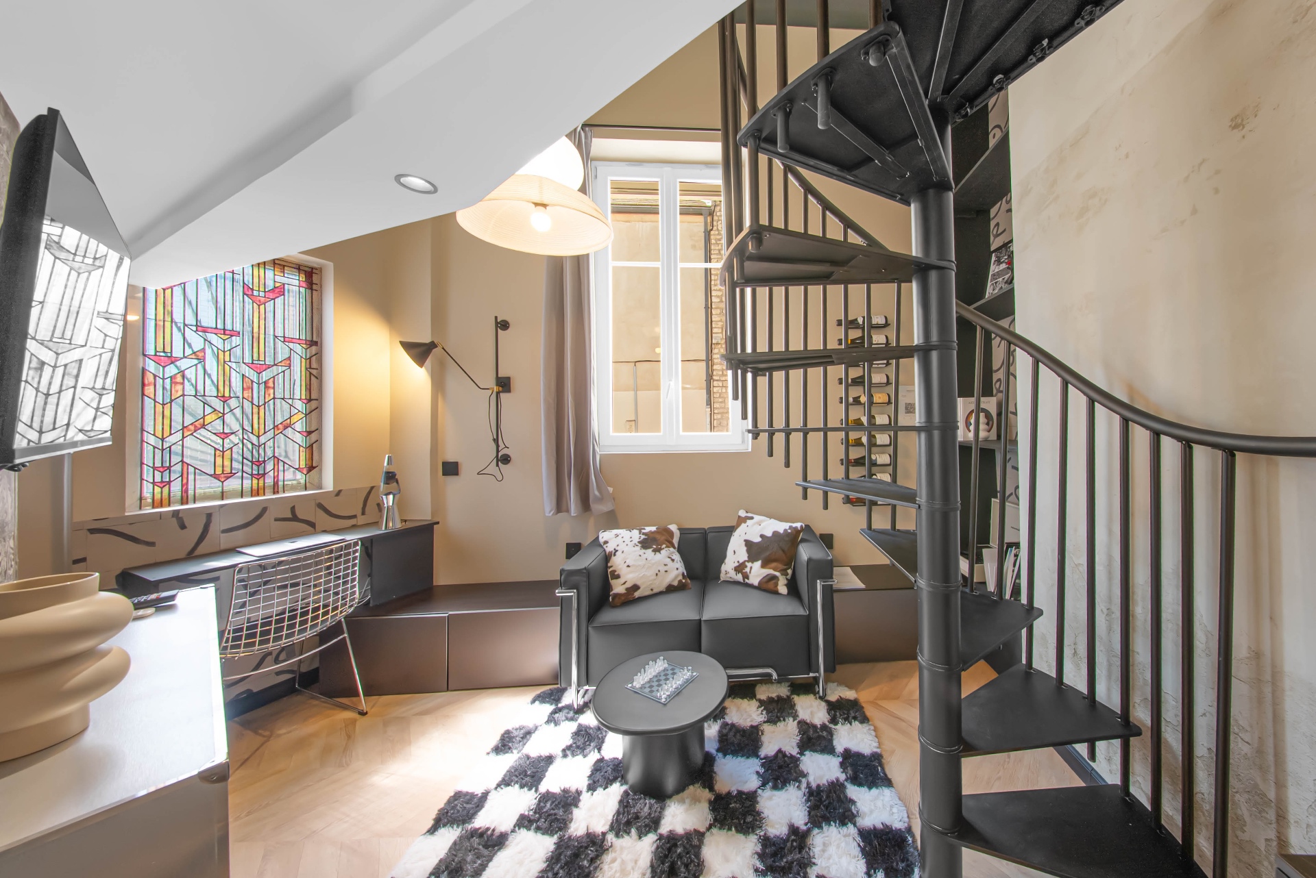 Oenosuite Loft d'Artiste — Loft monochrome design avec mezzanine