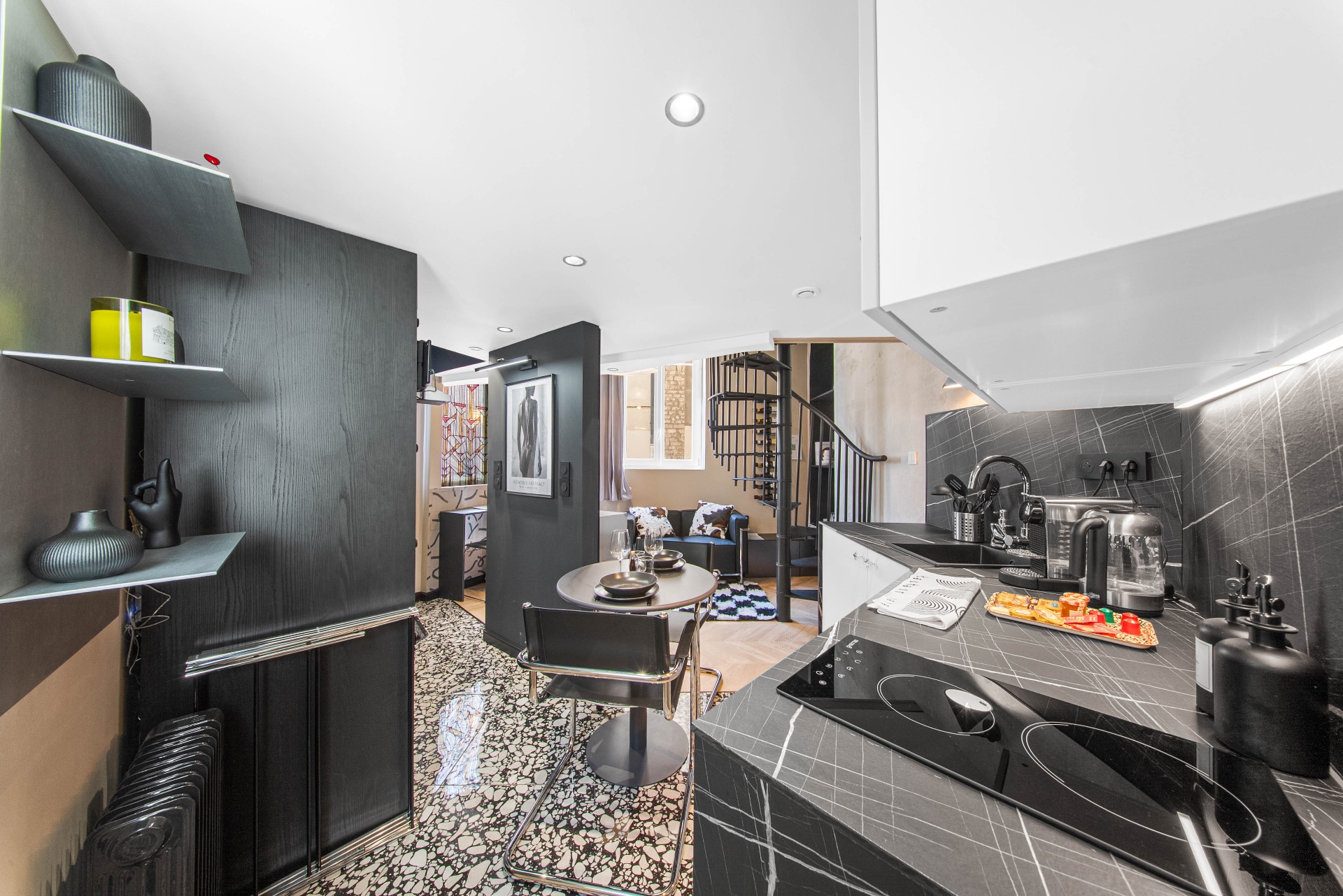 Vue d'ensemble du Loft d'Artiste : cuisine, table et salon