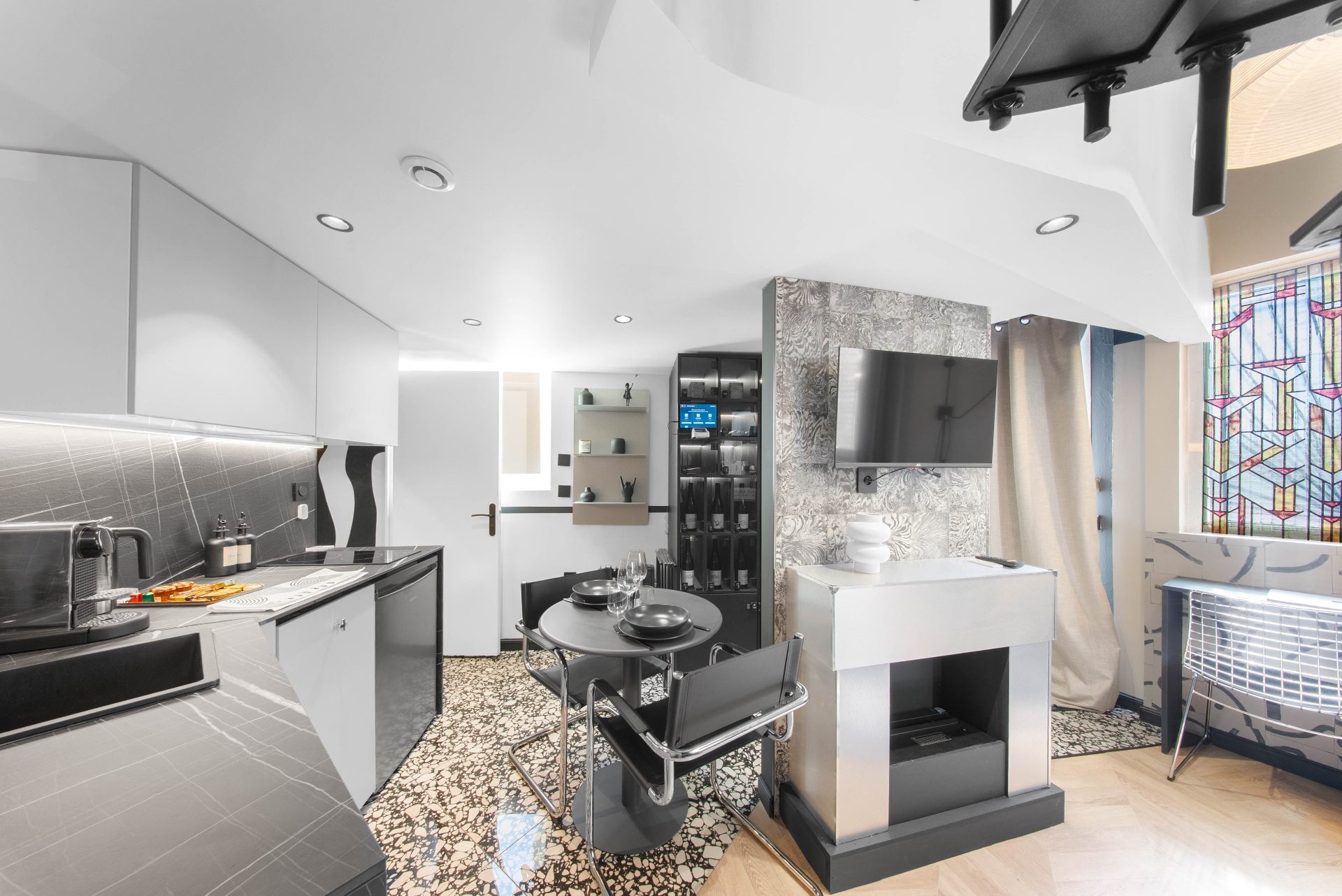 Cheminée à vapeur d'eau, Smart TV et cave Jalunia dans le Loft d'Artiste