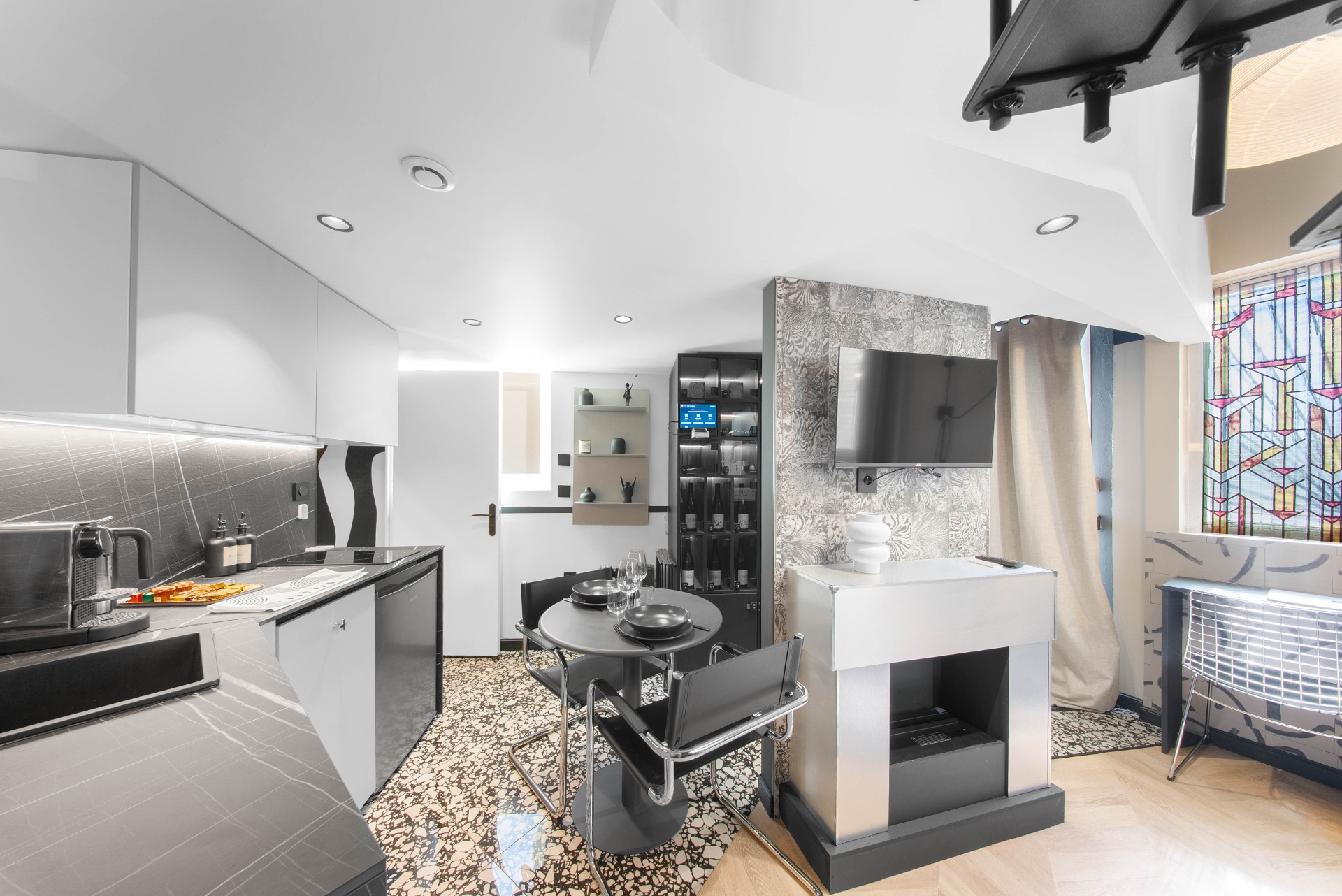 Cheminée à vapeur d'eau, Smart TV et cave Jalunia dans le Loft d'Artiste