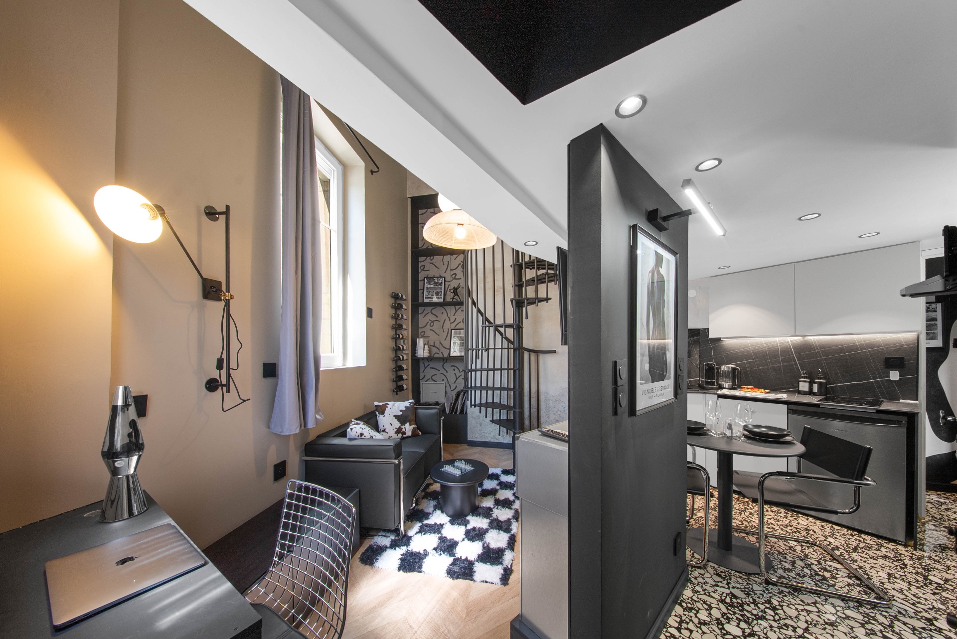 Bureau, salon et cuisine du Loft d'Artiste avec lampe lave