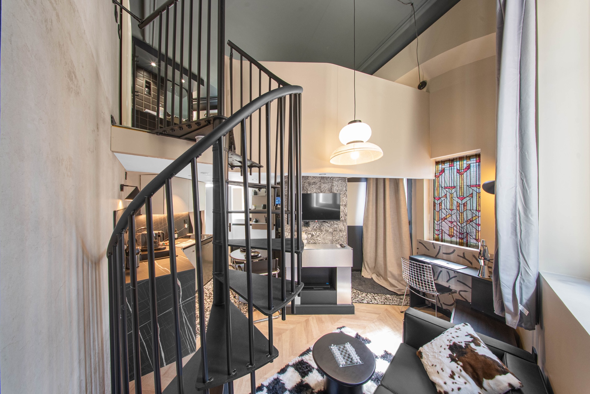 Escalier colimaçon menant à la mezzanine du Loft d'Artiste