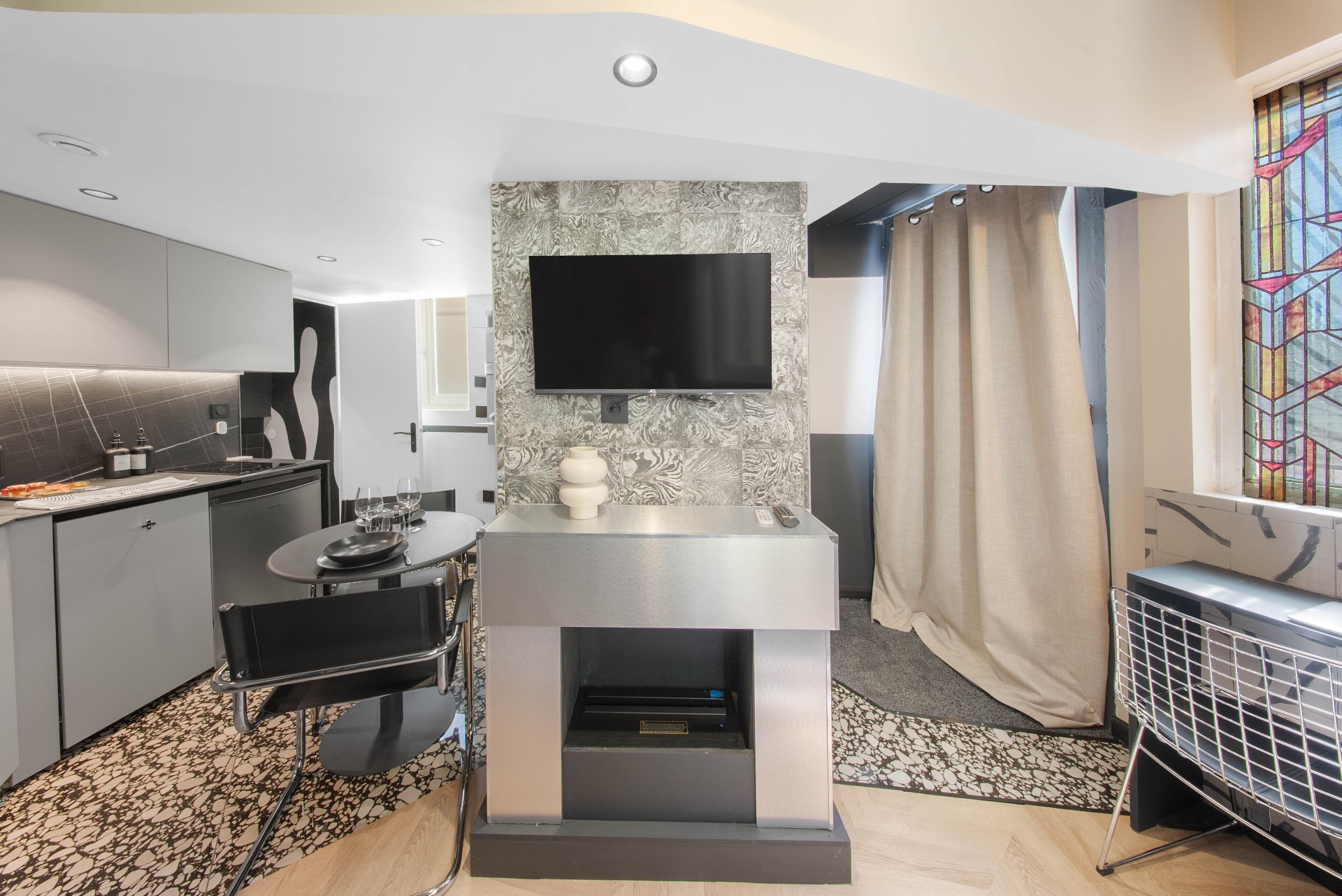 Cheminée à vapeur d'eau et Smart TV en inox brossé du Loft d'Artiste