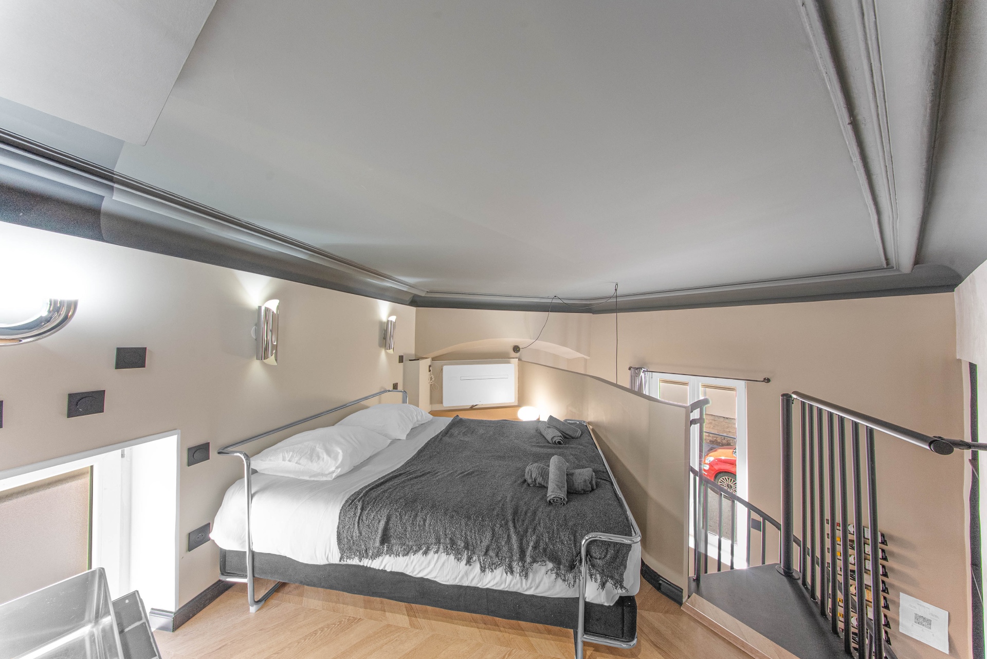 Mezzanine du Loft d'Artiste avec lit double et vue sur rue