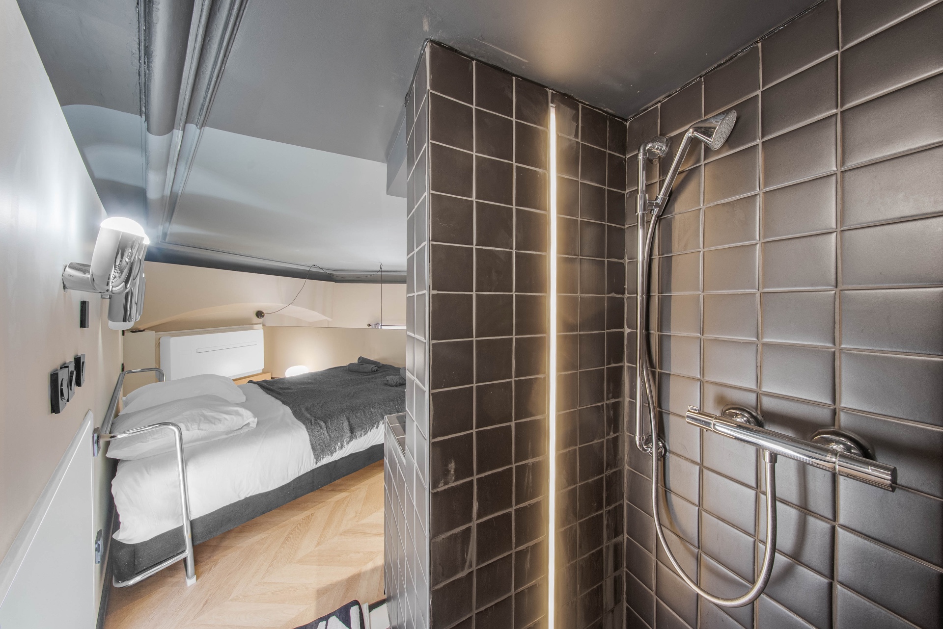 Douche carrelée brune et chambre en mezzanine du Loft d'Artiste