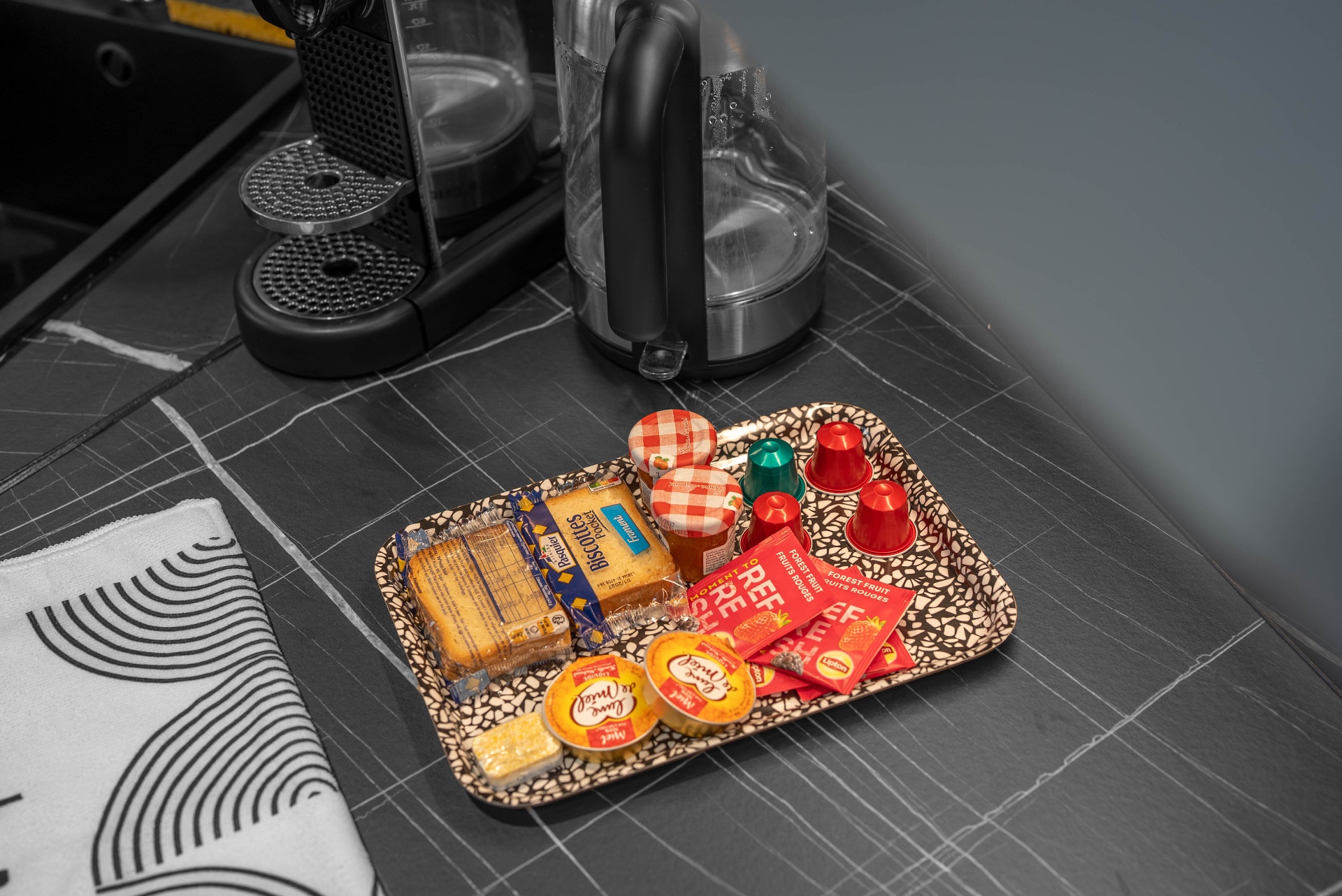 Plateau d'accueil avec viennoiseries, miel et capsules Nespresso