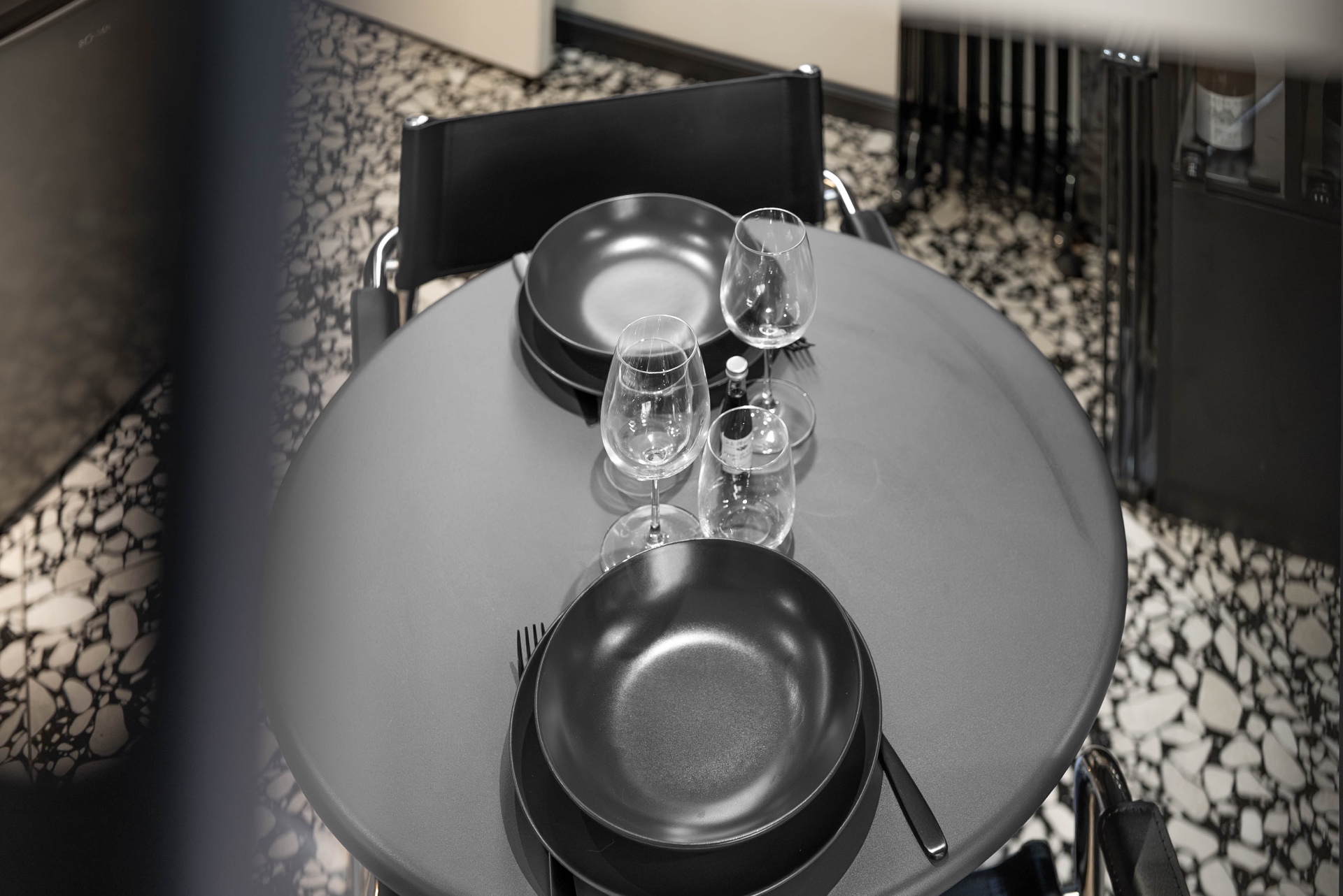 Table à manger dressée sur sol terrazzo dans le Loft d'Artiste