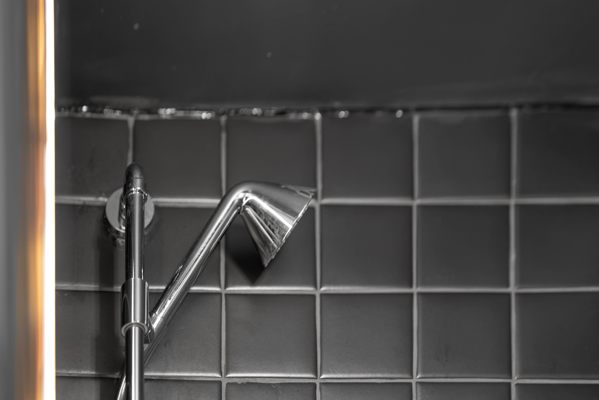 Détail de la douche carrelée gris ardoise du Loft d'Artiste