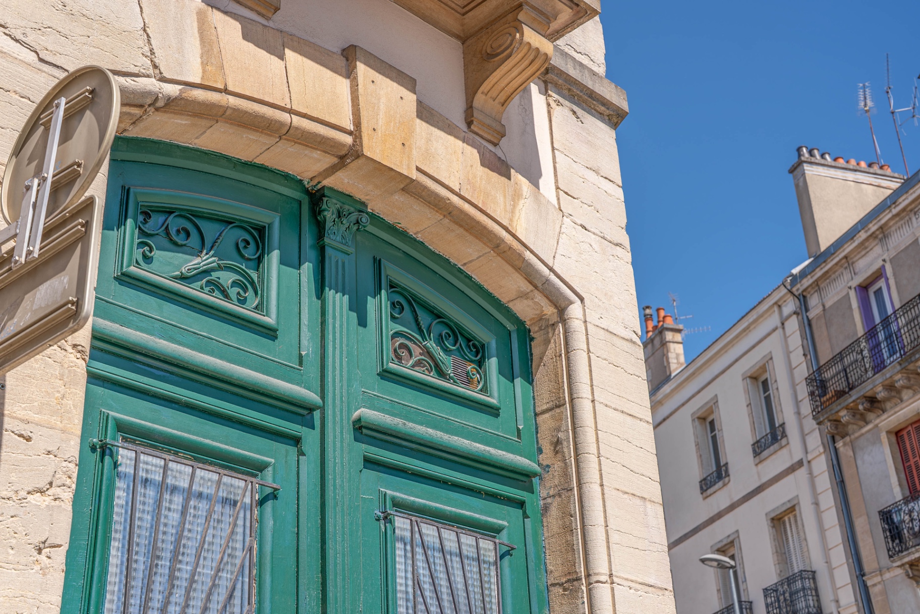 Façade et porte verte historique de l'immeuble Oenosuite à Dijon